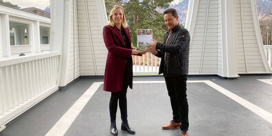 Annette Fink, Geschäftsführerin der Tamina Therme, übergibt  das Spendenkässeli der Weihnachtssammlung an Franz Elmer,  Geschäftsführer der Stiftung Joël Kinderspitex.