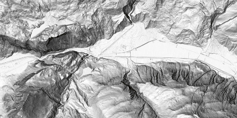 Auf diesem Höhenprofil ist der Prättigauer Talausgang zu sehen. Auf einem solchen Bild sind Geländeformen besonders gut sichtbar, weil Gebäude und Bewuchs nicht dargestellt sind. Ganz rechts liegt Schiers das von der kleinen Hochebene Montsax überragt wird, diese Terrasse ist Überrest eines ehemaligen Gletschers. In der Mitte die Ebene von Grüsch mit dem begradigten Flusslauf der Landquart gut erkennbar. Links davon die Chlus, darauf folgend Ganda.