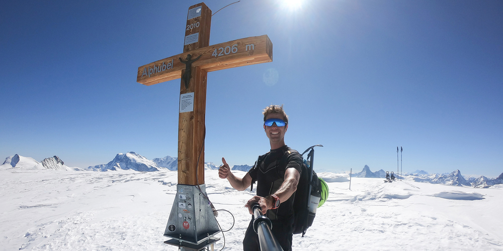 In den vergangenen zwei Jahren konnte Jens Pippig über 360 Gipfel in ganz Europa erklimmen, darunter viele 2000er. Als einen von zwei 4000ern bestieg er gleich zu Beginn der Reise im Februar 2020 den Alphubel in den Walliser Alpen.