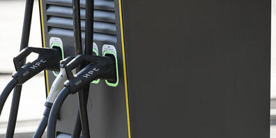 Mehr Ladestationen für Elektro-Autos: Der Zürcher Kantonsrat hat an seiner Sitzung vom Montag mehrere Vorstösse mit dieser Forderung behandelt. (Symbolbild)