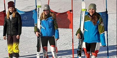 Selina Dünnenberger (links) bei der Siegerehrung.