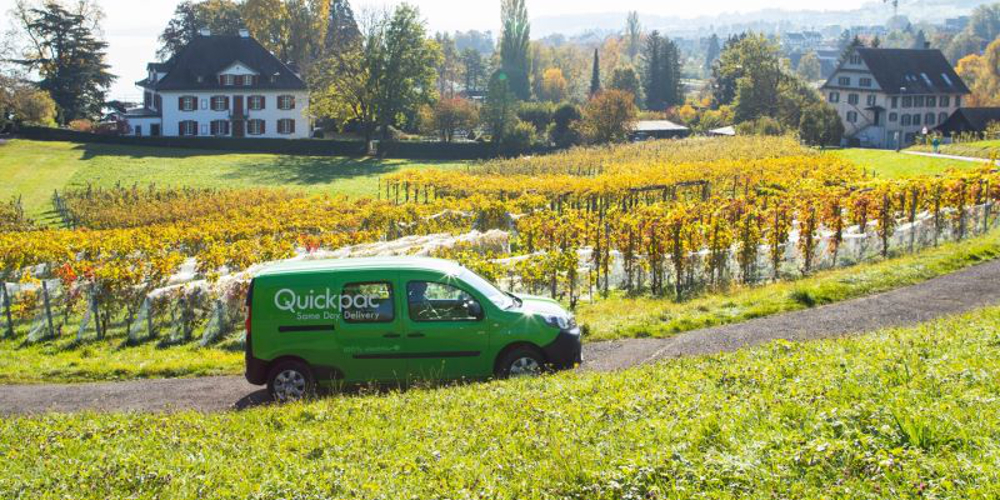 Ein Quickpac-Elektroauto in den Rebbergen oberhalb von Wädenswil.