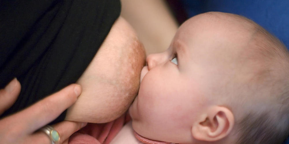 In der Muttermilch konnten Forschende in einer Studie mit 110 Frauen keine Hinweise auf infektiöse Coronaviren finden: Eine Mutter stillt ihre Tochter. (Themenbild)