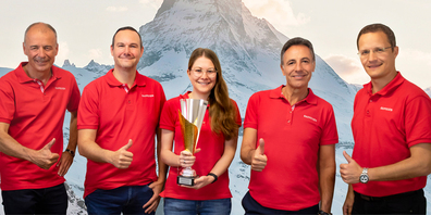Ein Teil des Teams mit dem Pokal des Raiffeisen internen Vertriebswettbewerbs: (v. l.) Daniel Brüschweiler, Rouven Hauser, Delia Heierli, Raffaele Somma, Rolf Bebi.