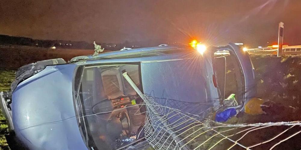 Der Wagen überschlug sich und kam auf einer Wiese auf der Seite liegend zum Stillstand. Die 29-jährige Lenkerin und ihr sechsjähriges Kind wurden verletzt.