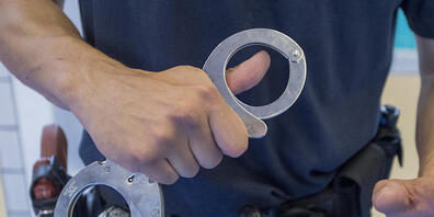 Die Polizei hat am Montag und am Dienstag in Winterthur und in Uster drei falsche Polizisten verhaftet. (Symbolbild)