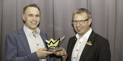 Adrian Agner (Leitung Gastronomie) und Ralph Böse (Geschäftsführer) freuen sich über die Gastro-Königskrone für die Appenzeller Schaukäserei.