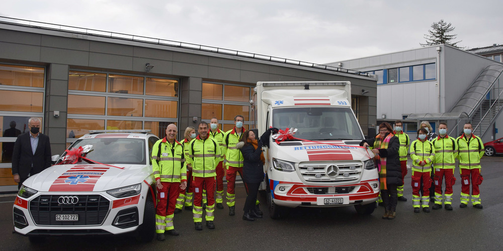 Die Freude ist gross bei der Einweihung der neuen Rettungsfahrzeuge: (vorne v. l.) Peter Suter, Verwaltungsratspräsident Spital Lachen, Rettungsdienstler Luigi Nozzello, Wladimir Gervasoni, Betrieblicher Leiter Rettungsdienst, Bezirksrätin Nicole Fritsche und Bezirksrätin Sidonia Bräuchi.