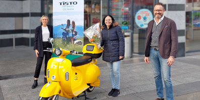 Zum Gewinn des Elektrorollers gratulierten Mona Nikolaus, Leiterin des Einkaufzentrums Karussell Kreuzlingen und Marcel Rüegsegger von TiSTO Switzerland anlässlich der Übergabe herzlich.