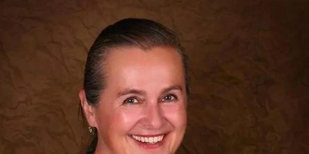 Die tschechische Sängerin Hana Horka starb 57-jährig an Covid-19, weil sie Impfgegnern glaubte, die eine absichtlich herbeigeführte Infektion empfahlen. Ihr Tod löst eine rege Debatte über Desinformation in den sozialen Medien aus (Facebook Hany H...