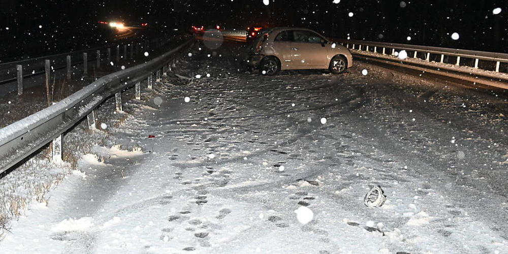 Auf der Autobahn A13 bei Lienz SG und Rüthi SG kam es am Donnerstagabend zu Schleuderunfällen mit fünf Fahrzeugen. Ein 32-jähriger Mann erlitt leichte Verletzungen.