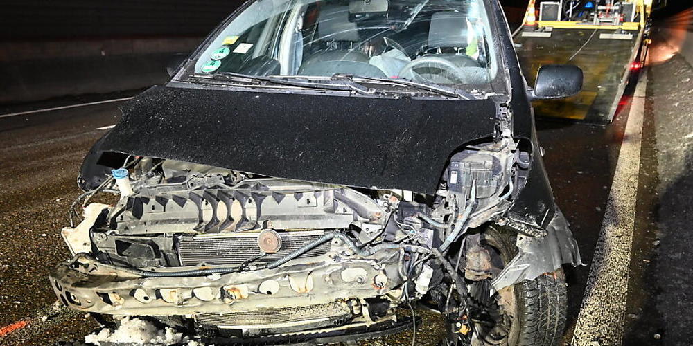 Nach der heftigen Kollision waren sowohl dieses als auch das andere involvierte Auto nur noch Schrott.