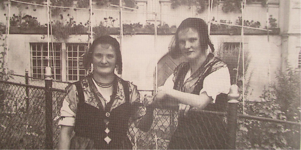Ums Jahr 1910 präsentierten Mitglieder des Frauenvereins die neue Ausserrhoder Tracht. Im Hintergrund die einstige Wirtschaft und Bäckerei Bodenmühle.