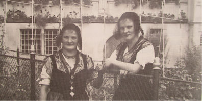 Ums Jahr 1910 präsentierten Mitglieder des Frauenvereins die neue Ausserrhoder Tracht. Im Hintergrund die einstige Wirtschaft und Bäckerei Bodenmühle.