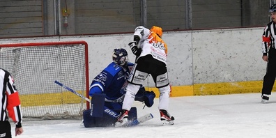 Topscorer Garry Nunn (gelber Helm) von Olten gelang das Siegestor. 