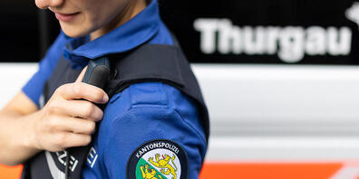 Die Thurgauer Kantonspolizei hat einen 18-jährigen Mann und dessen gleichaltrige Begleiterin festgenommen, nachdem die beiden in Weinfelden TG nach der Verübung von Sachbeschädigungen auch einen Polizisten angegriffen haben.