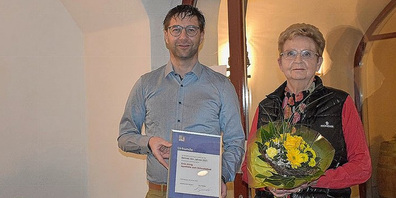 Verdiente Ehrung: Erna Anrig erhält Blumen und eine Urkunde aus der Hand von Christoph Sprecher Präsident des Gewerbevereins Sargans.