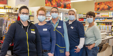 Das Volg-Team lächelt im Fall: (v.l.) Katharina Jenny, Geschäftsleiterin, Nicole Herrmann, Vreni Hartmann, Ines Bachmann und Bettina Auer, Buchhaltung.