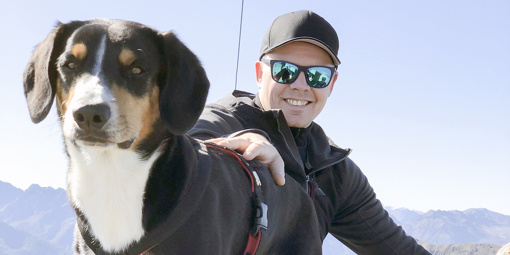 Patrick Truninger beim Wandern mit tierischer Begleitung. Wenn es das Wetter zulässt, fährt er so oft es geht mit seiner Frau und dem Hund in die Berge.