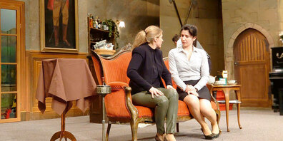 Besitzerin Liz McQueen (Cilia Rohner-Malär) und Ella Thomson  (Barbara Schädler) im Gespräch. 