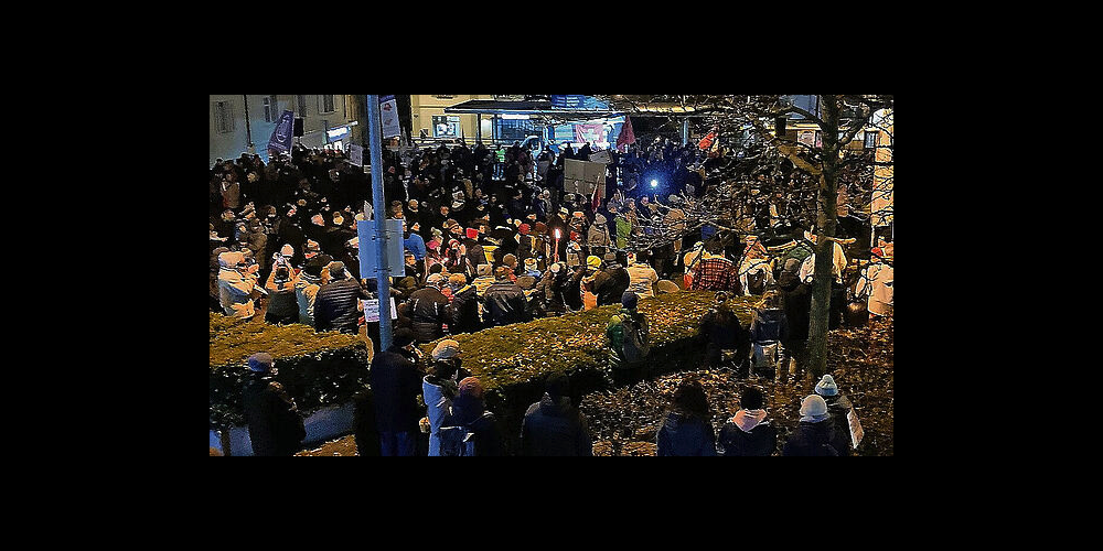 Über 1000 Demonstrierende versammelten sich gestern in Schwyz. Ihre Aufforderung: Lasst die Kinder frei atmen. 