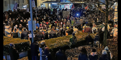 Über 1000 Demonstrierende versammelten sich gestern in Schwyz. Ihre Aufforderung: Lasst die Kinder frei atmen. 