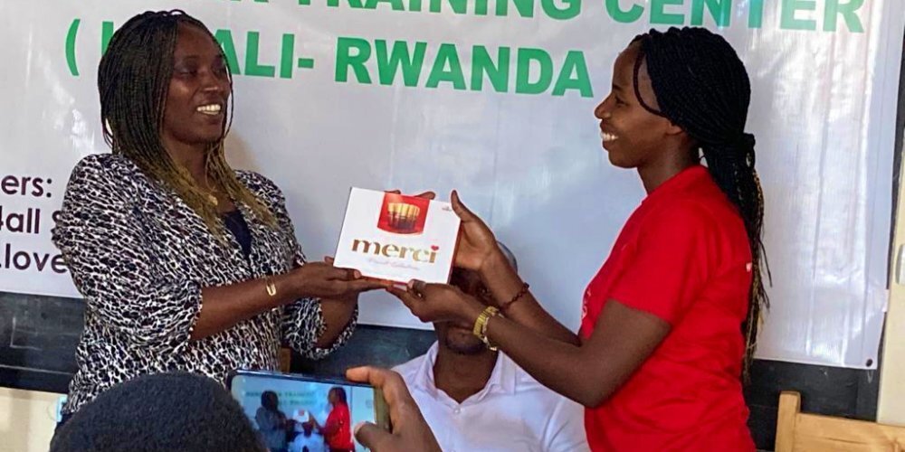 In Rwanda bekommt Josephine Lob und Dank für ihre Hilfe.
