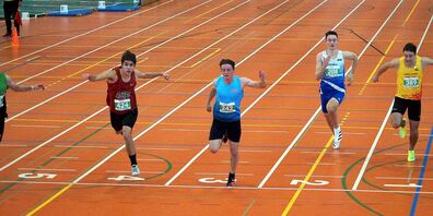 Manuel Gerber (auf Bahn 3) gewann seine Serie über 60m mit neuer persönlicher Bestzeit.