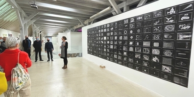 Simone Kobler (r.), Co-Direktorin des Kunst(Zeug)Hauses, erzählt die Entstehung des Kunstwerkes von Andreas Weber: «La Boite-non-ouverte».