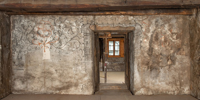Hier wartet viel Arbeit auf das Restaurationsteam: Wandbemalung mit Rosenranken und Rötel-Vorzeichnungen aus der ersten Hälfte des 16. Jahrhunderts. 