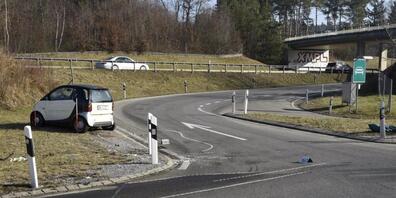 Am Mittwoch kollidierten zwei Autos bei der Autobahneinfahrt Henggart. Dabei wurde ein 87-jährige Beifahrerin mittelschwer verletzt, die Fahrzeuglenker blieben unverletzt.