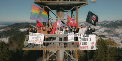 Die JUSO Zürcher Oberland will hoch hinaus: Wahlkampf auf dem Bachtelturm.