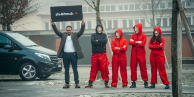 «Haus des Geldes» Banditen verteilten Äpfel auf dem Pausenhof