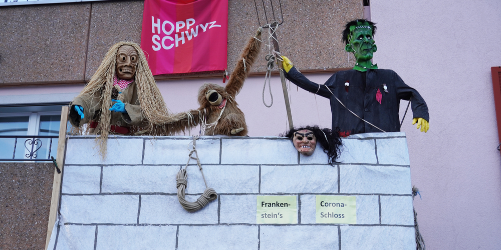 Wie hier letzte Saison an der Schwyzerstrasse 1 in Wollerau sollen die Höfner Balkone und Vorgärten fasnächtlich dekoriert werden.