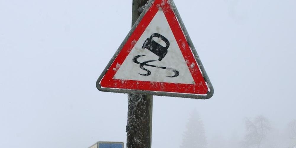 Vereisender Regen sorgte in Teilen der Schweiz für prekäre Strassenverhältnisse. (Archivbild)