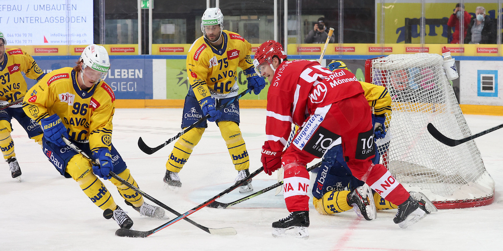 Petr Cajka (SCRJ) kämpft gegen Chris Egli und Lukas Stoop (Davos) - die SCRJ Lakers bleiben für einmal ohne Torerfolg.