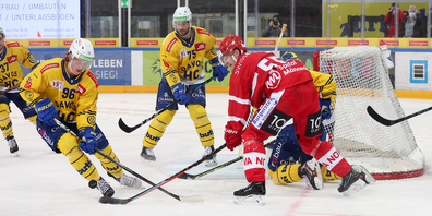 Petr Cajka (SCRJ) kämpft gegen Chris Egli und Lukas Stoop (Davos) - die SCRJ Lakers bleiben für einmal ohne Torerfolg.