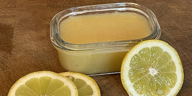 Die Zitronen-Reinigungspaste/-creme kann zum Reinigen von Chromstahl und auch zum Abwaschen von Geschirr verwendet werden. 