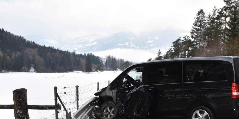 Das Auto der 33-Jährigen stiess nach der heftigen Streifkollision mit der Leitplanke zusammen.