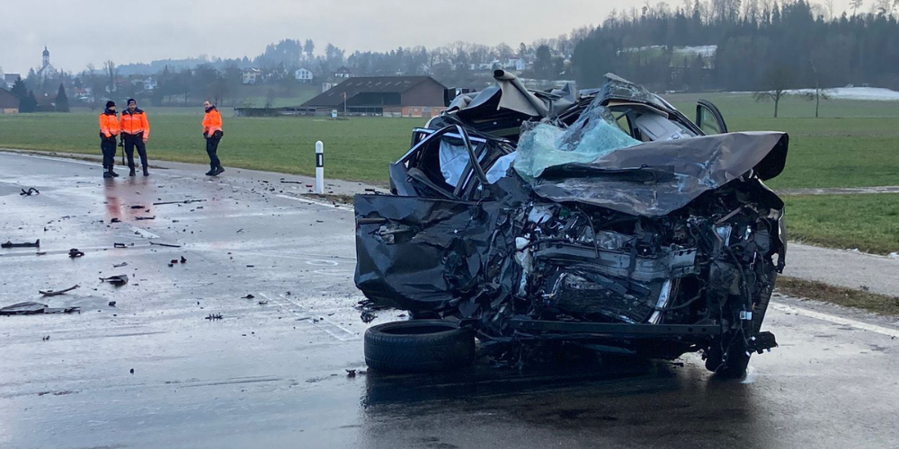Die Frau wurde in ihrem Auto eingeklemmt und musste durch die Einsatzkräfte befreit werden