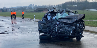 Die Frau wurde in ihrem Auto eingeklemmt und musste durch die Einsatzkräfte befreit werden