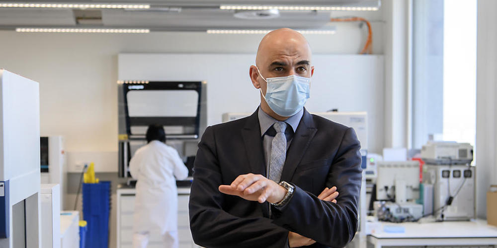 Bundesrat Alain Berset bei einer Besichtigung des Medizinlabors im Kantonsspital Aarau.
