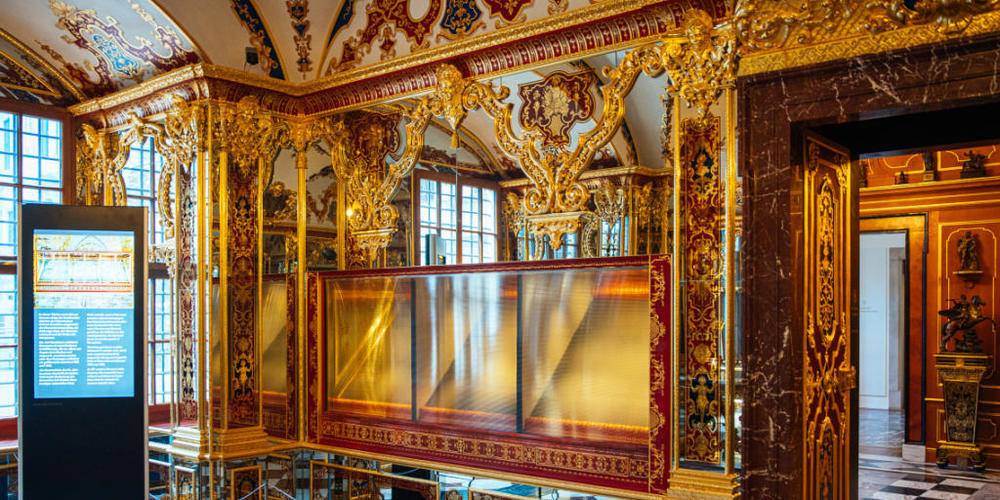 ARCHIV - Die ausgeraubte Vitrine des Historischen Grünen Gewölbes im Residenzschloss in Dresden. Nun ist der spektakuläre Fall vor Gericht. Foto: Oliver Killig/dpa-Zentralbild/dpa