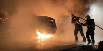 Die Stützpunktfeuerwehr Freienbach versucht, die Fahrzeuge vom Feuer zu befreien. 