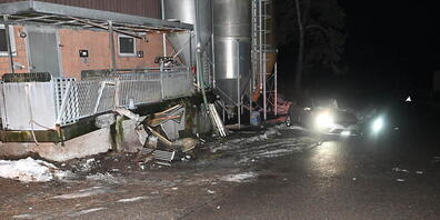 Das Fahrzeug des 22-Jährigen prallte in einen Betonvorsprung bei einem Landwirtschaftsbetrieb.