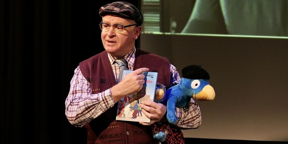 Thomas Lötscher vulgo «Veri» mit «Globi», dessen Bücher ihn durch die Vorstellung begleiteten