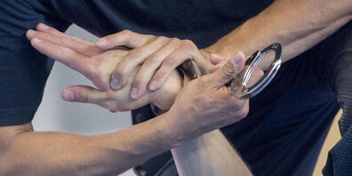 Ein 50-Jähriger ist am Samstag in Rapperswil-Jona SG festgenommen worden, weil er mutmasslich einen 27-Jährigen schwer verletzt hat. (Symbolbild)