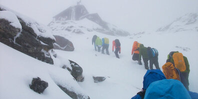Teamwork: Die Forschenden steigen zur Station im Hohe Tauern Nationalpark auf.