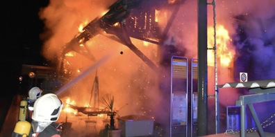 Am 3. August 2021 brannte der Güterschuppen beim Bahnhof Schiers lichterloh. Das Feuer beschädigte auch das Bahnhofsgebäude. Jetzt soll ein Neubau folgen.