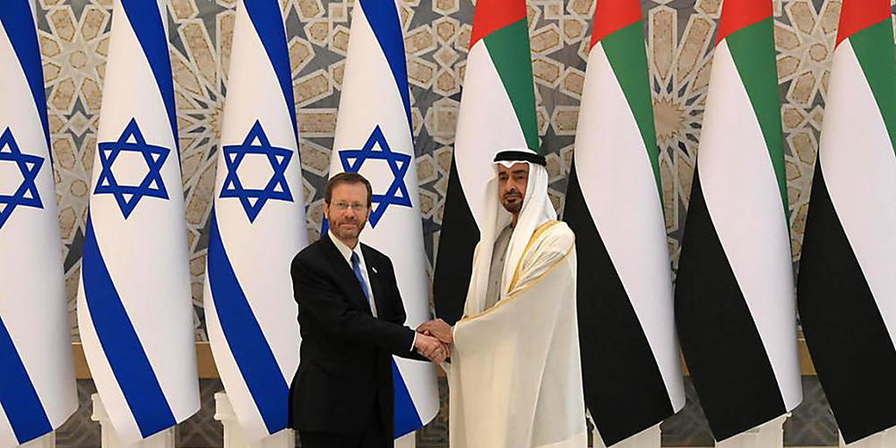 HANDOUT - Izchak Herzog (l), Präsident von Israel, und Scheich Abdullah bin Zayed Al Nahyan, Außenminister der VAE, schütteln sich vor ihrem Treffen die Hände. Herzog ist am Sonntag als erster israelischer Präsident zu einem Besuch in die Vereinig...